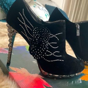 👩‍🎨 Gorgeous Designer booties by Italina. NWOT